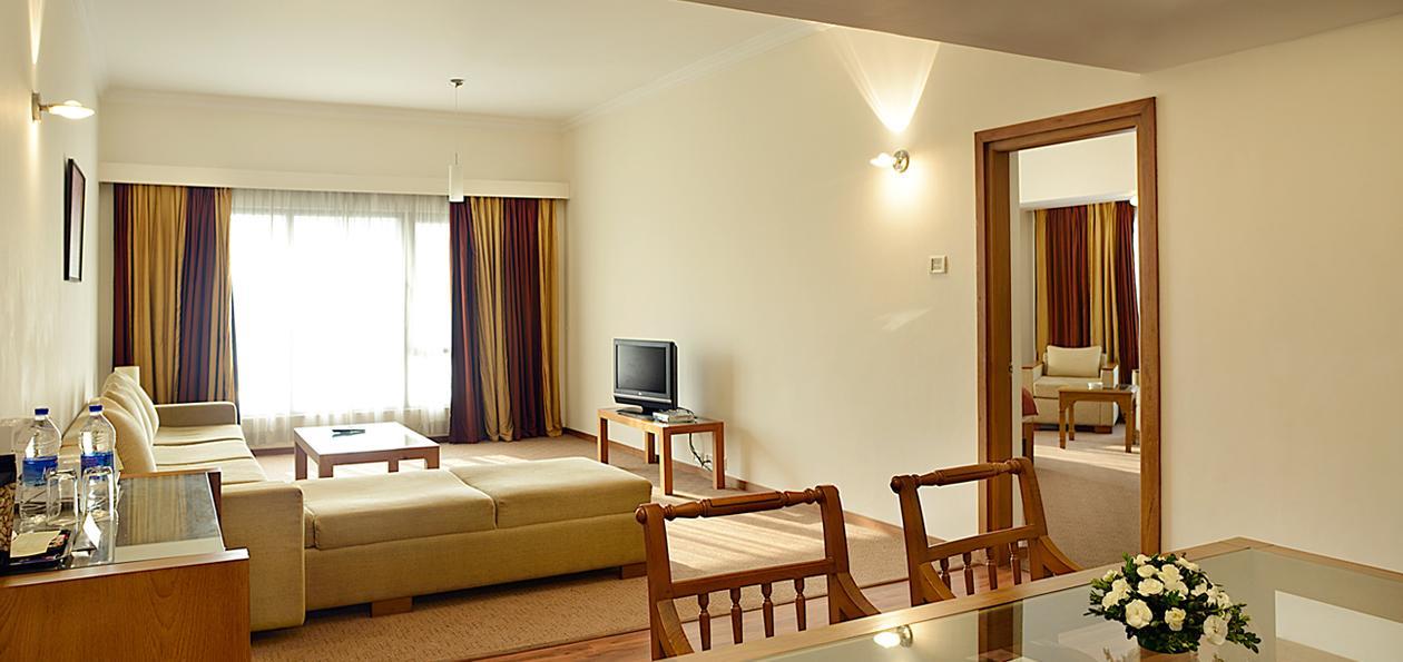 โรงแรม ดิ อเวนิว รีเจนท์ Kochi ภายนอก รูปภาพ